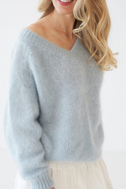 Holly - moherowy sweter z dekoltem V błękitny