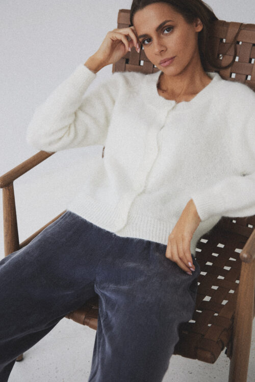 Holly - moherowy sweter z dekoltem V beżowy